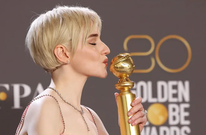 Julia Garner je bila vesela nagrade. FOTO: Mario Anzuoni/Reuters
