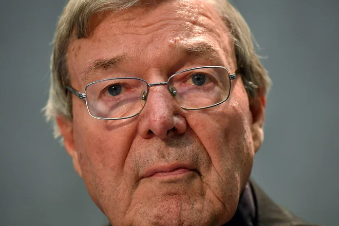Georgea Pella je 12-članska porota decembra 2018 v Avstraliji spoznala za krivega spolne zlorabe dveh 13-letnih dečkov, članov prestižnega kolidža sv. Kevina in cerkvenega zbora v katedrali sv. Patrika v Melbournu. FOTO: Alberto Pizzoli/AFP
