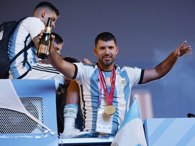 Agüero se je decembra pridružil nekdanjim soigralcem med praznovanjem svetovnega prvaka v nogometu. FOTO: Thaier Al-sudani Reuters
