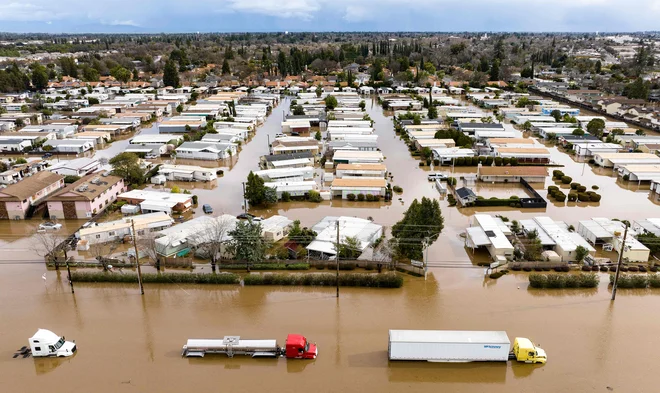 Ukaz za evakuacijo zaradi močnega deževja in naraslih potokov in rek v Kaliforniji zadeva 50.000 ljudi, brez elektrike jih je 110.000, zahodno območje ameriške zvezne države pa se spopada z dežjem, točo, vetrom, plazovi in poplavami. Guverner Gavin Newsom si je v torek ogledal mesto Capitola na obali, ki ga je prejšnji teden skupaj z naraslimi potoki poplavil val plime. Zadnji val neurja, ki se je začel v ponedeljek, je v gore Južne Kalifornije prinesel 45 centimetrov dežja, gorovje Sierra Nevada pa je pod 1,5 metra debelo snežno odejo. Na številnih območjih, ki so jih zadnja leta uničili gozdni požari, se sedaj obetajo poplave. Foto: Josh Edelson/Afp