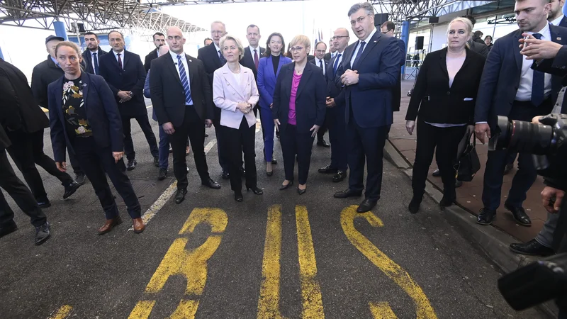 Fotografija: Vstop Hrvaške v schengensko območje so 1. januarja na Obrežju pozdravili slovenski in hrvaški državni vrh ter predsednica evropske komisije Ursula von der Leyen.
Foto Ronald Goršić/Cropix