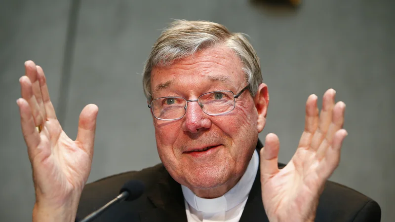 Fotografija: George Pell je kot glavni nadzornik financ Vatikana leta 2014 odkril več sto milijonov evrov, ki uradno niso bili zavedeni, tri leta pozneje pa so ga obtožili spolne zlorabe dveh 13-letnikov. FOTO: Reuters
