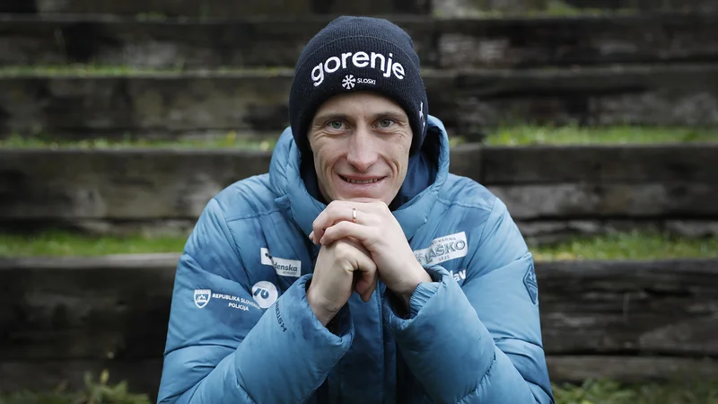Fotografija: Peter Prevc ni presenečen nad uspešnimi skoki reprezentančnega kolega Anžeta Laniška. FOTO: Leon Vidic
