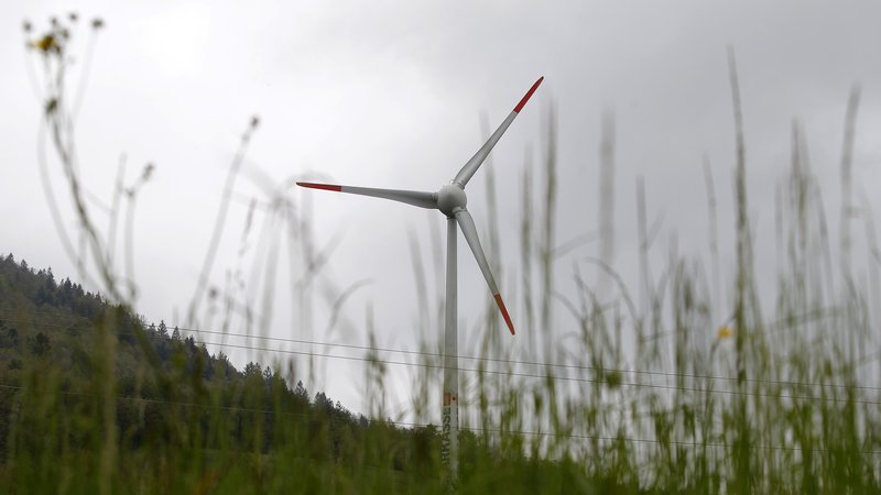 Fotografija: Manjša vetrnica pri Razdrtem je bila prva v Sloveniji, sledila ji je vetrna elektrarna v Dolenji vasi, drugi vetrni projekti pa po več kot desetletju načrtovanj še čakajo na uresničitev. FOTO: Mavric Pivk/Delo
