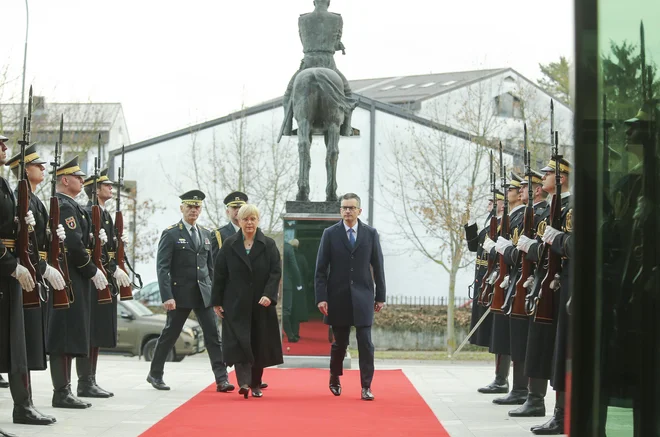 Predsednica republike Nataša Pirc Musar je po obisku obrambnega ministrstva dejala, da se bo zavzemala, da več mladih vojaški poklic prepozna kot usmerjenega v prihodnost tudi zaradi novih tehnologij. FOTO: Jože Suhadolnik
