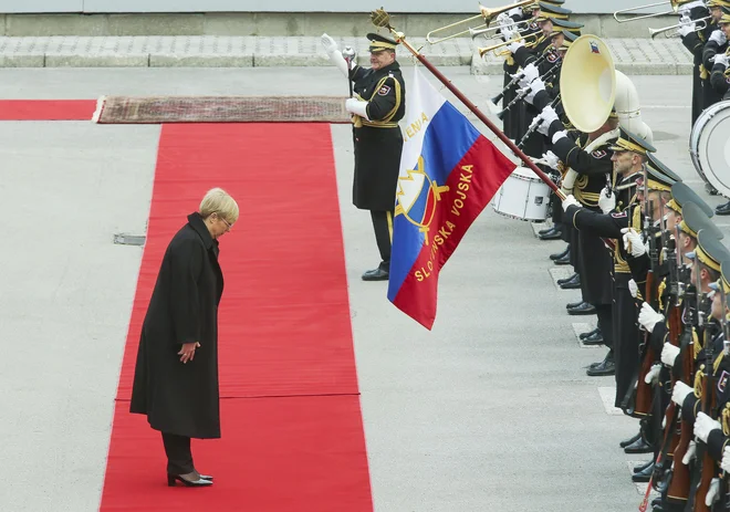 Nataša Pirc Musar je z zadovoljstvom ugotovila, da so slovenski vojaki po svetu cenjeni in da v vojski sodeluje 17 odstotkov žensk, glede česar se SV uvršča v sam vrh evropskih vojsk. FOTO: Jože Suhadolnik
