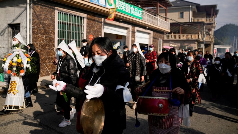 Fotografija: Ljudje obolevajo tudi na podeželju in nekateri umrejo zaradi covida, a se nihče več ne testira. Tako se ne bo nikoli natančno vedelo, za koliko Kitajcev je bil koronavirus usoden. FOTO: Aly Song/Reuters
