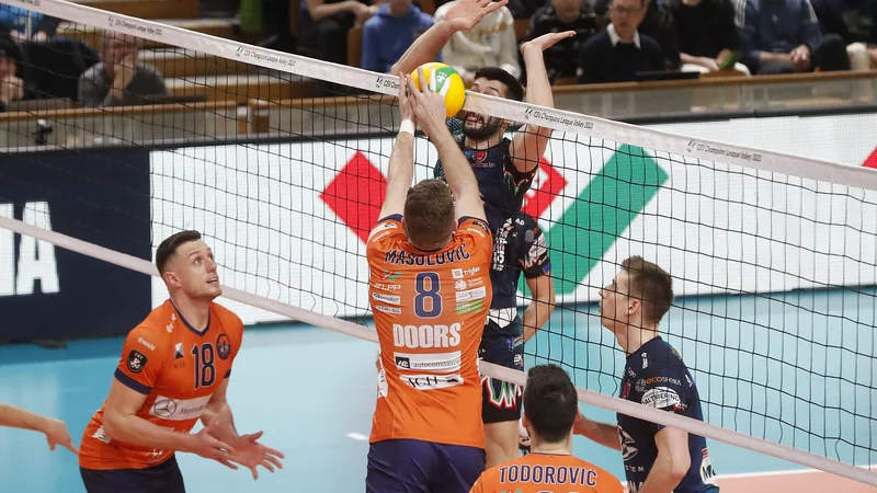 Fotografija: Perugia je sicer izgubila tretji niz, a v četrtem postavila reči na svoje mesto in ACH povsem nadigrala. FOTO: Leon Vidic/Delo