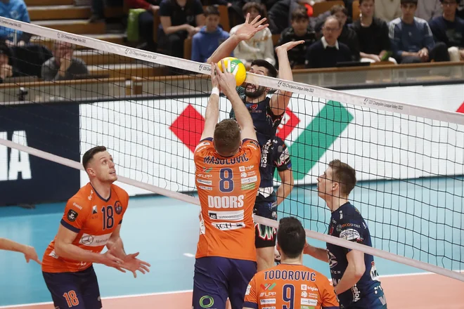 Perugia je sicer izgubila&nbsp;tretji niz, a v četrtem postavila reči na svoje mesto in ACH povsem nadigrala. FOTO: Leon Vidic/Delo
