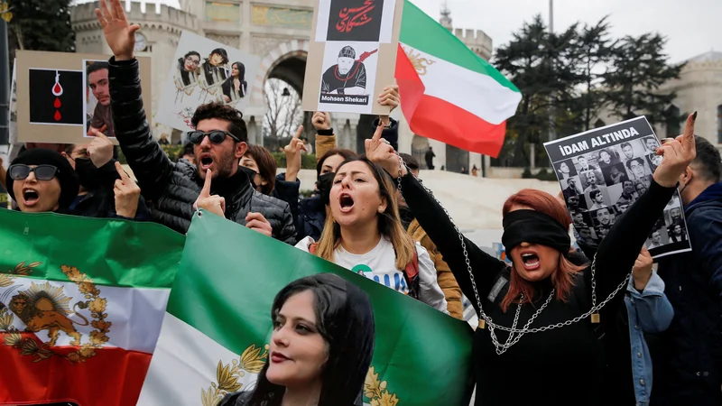 Fotografija: Po pogrebu Džine Amini, ki jo je septembra lani brutalno umorila t. i. iranska moralna policija, so v Iranu izbruhnili protesti, režim pa je usmrtil najmanj 506 ljudi. Na fotografijah prizora z decembrskih demonstracij v Istanbulu. Foto Ying Tang/Reuters