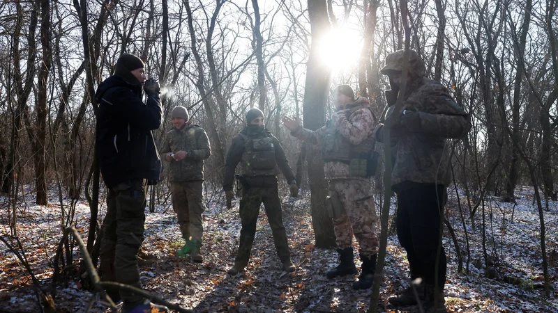 Fotografija: Zelenski je dejal, da se boji nadaljujejo in da delajo vse, da bi okrepili ukrajinsko obrambo. FOTO: Clodagh Kilcoyne/Reuters