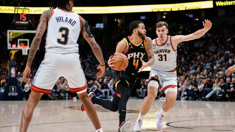 Fotografija: Duane Washington prodira ob Vlatku Čančarju in Bonesu Hylandu v denverski Ball Areni. FOTO: Isaiah J. Downing/USA Today Sports