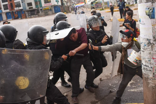 Protestniki so se med demonstracijami v perujskem mestu Cusco spopadli s pripadniki perujske policije. Perujsko tožilstvo je začelo preiskavo proti predsedniku Dinu Boluarteju in drugim zaradi njihove vloge pri zatiranju protivladnih protestov, na katerih je bilo od decembra ubitih najmanj 40 ljudi. Foto: Ivan Flores/Afp