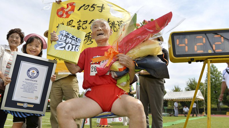 Fotografija: Da stoinvečletniki živijo kakovostno življenje, smo lahko že velikokrat prebrali v medijih, tudi ko so že pred leti poročali o 105-letnem Japoncu Hidekičiju Mijazakiju, ki se je vpisal v knjigo rekordov v kategoriji 105+ v atletiki. Rekord zdaj pripada Američanki Julii Hawkins. Foto Kyodo Reuters/Pictures

