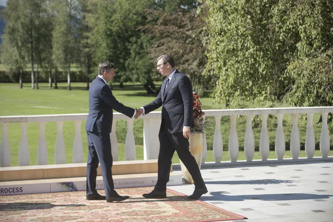 Aleksandar Vučić in nekdanji slovenski predsednik Borut Pahor (levo) med vrhom pobude Brdo &ndash; Brioni na Brdo pri Kranju 12.septembra 2022.&nbsp; FOTO JURE ERŽEN
