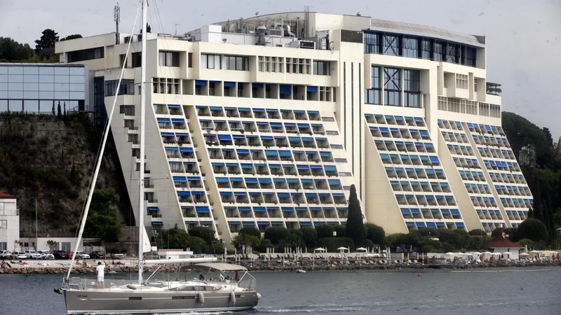 Fotografija: Sava Turizem bi lahko na zunanjega izvajalca prenesla tudi okoli 40 zaposlenih v Hotelih Bernardin.
Foto Mavric Pivk