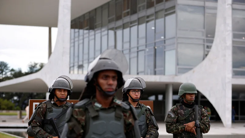 Fotografija: Dogajanje v Braziliji kaže na trajno grožnjo demokraciji, ki jo predstavlja desni ekstremizem.
FOTO: Amanda Perobelli/Reuters