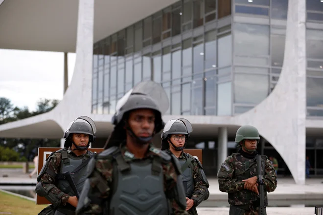 Dogajanje v Braziliji kaže na trajno grožnjo demokraciji, ki jo predstavlja desni ekstremizem.

FOTO: Amanda Perobelli/Reuters
