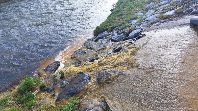 Fotografija: Rumenkasta tekočina je iz tovarne Tastepoint (nekoč Etol) iztekala v potok in od tam v Hudinjo. FOTO: Matej Bombač
