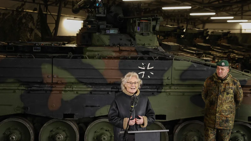 Ministrica za obrambo Christine Lambrecht si je ogledala oklepna vozila Marder, ki jih bo nempka vojska uporabljala v okviru enote za hitro posredovanje Nato. 40 takšnih vozil iz zalog bo Nemčija poslala tudi Ukrajini. FOTO: Odd Andersen/AFP