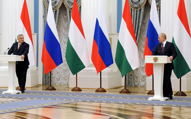 Medtem ko je sklepal zavezništvo z voditeljema Rusije je doma na novo napisal zgodovino države. FOTO: Sputnik Via Reuters