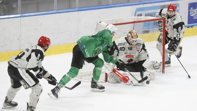 Fotografija: Navzlic porazu Jeseničanov z 0:4 je bil njihov najboljši akter na prvi tekmi finala DP vratar Antti Karjalainen. FOTO: Leon Vidic/Delo
