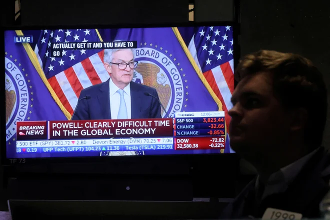 Na borzah vedno pozorno spremljajo, kar reče Jerome Powell, predsednik ameriške Federal Reserve. FOTO: Brendan Mcdermid/Reuters