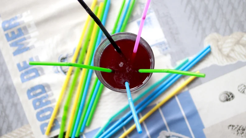 Fotografija: Plastične slamice so izginile, a le redki lokali nimajo nadomestkov. FOTO: Roman Šipić/Delo