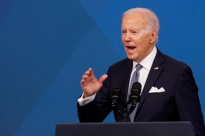 Ameriški predsednik Joe Biden je zadovoljen zaradi nižanja inflacije, a je zaradi verjetno nezakonitega posedovanja&nbsp;zaupnih dokumentov dobil posebnega preiskovalca. FOTO: Jonathan Ernst/Reuters
