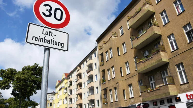Fotografija: Vse več evropskih mest širi omejitev najvišje dovoljene hitrosti na 30 km/h, ponekod bo to kar splošna omejitev. Se bo to kdaj zgodilo tudi pri nas? FOTO: Shutterstock