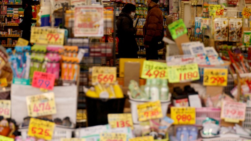 Fotografija: Inflacija je centralne banke prisilila v zvišanje obrestnih mer, to pa je najedlo donose obveznic.

FOTO: Issei Kato/Reuters
