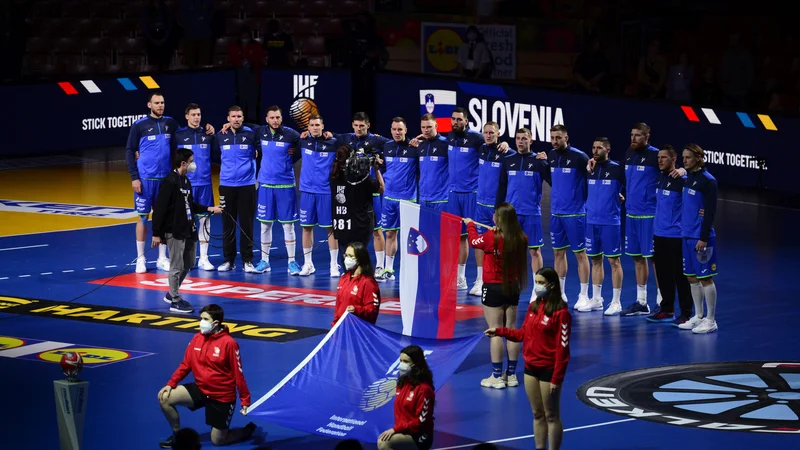 Fotografija: V uvodni zmagi Skloiveencev na rokometnems vseetovnem prventvu proti Savdski Arabiji je najkrajšo potegnil najmaljši reprezentant Staš Slatinko Jovičić, ki je zardi poškodbe že končal mundial. FOTO: IHF
