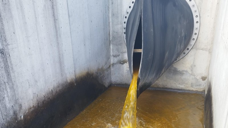 Fotografija: Rumenkasta tekočina je iz tovarne Tastepoint (nekoč Etol) iztekala v potok in od tam v Hudinjo. FOTO: Matej Bombač
