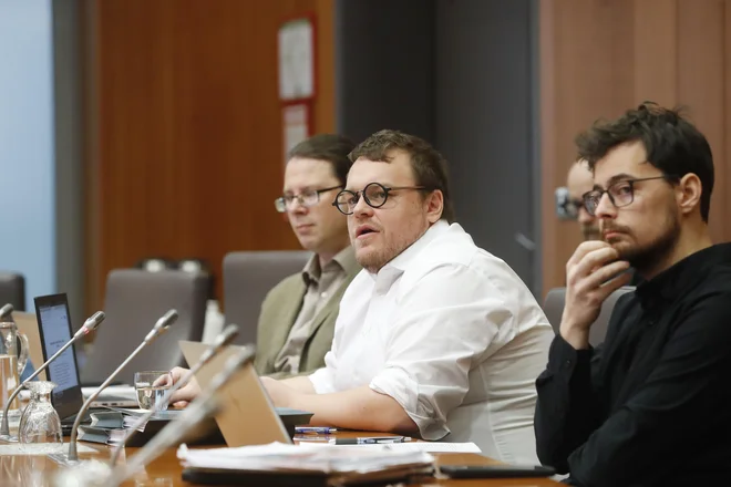 S samo ustanovitvijo ministrstva je vlada dala jasno sporočilo, da je v ospredje treba postaviti te tri teme, ki so bile v preteklosti zanemarjene, meni kandidat za ministra. Državna sekretarja bosta Luka Omladič in Klemen Ploštajner. FOTO: Leon Vidic/Delo
