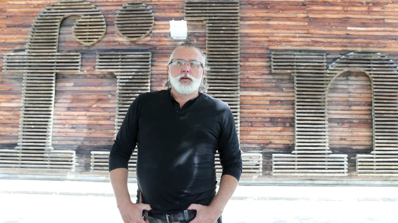 Fotografija: »Ko se lotim filma, si rečem: zdaj pa bo. Ko ga končam, pa si rečem: to ni to, več sreče prihodnjič,« pravi režiser Vinci Vogue Anžlovar. Foto Marko Feist