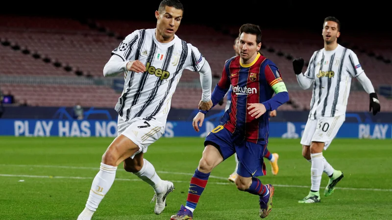 Fotografija: Barcelona in Juventus sta se z Lionelom Messijem in Cristianom Ronaldom (oba na fotografiji) v postavi pomerila v skupinskem delu sezone 2020/21, s 3:0 so slavili Torinčani, dva gola pa je prispeval ravno Ronaldo. FOTO: Albert Gea/Reuters