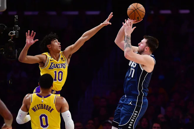 Luka Dončić je bil znova odličen in odločilen dejavnik pri zmagi Dallasa, ki je potreboval kar dva podaljška, da je v Los Angelesu vendarle na kolena spravil Lakerse s 119:115. Dončić se je veselil že desetega trojnega dvojčka v sezoni. Tekmo je končal s 35 točkami, 14 skoki in 13 podajami. Foto: Gary A. Vasquez/Usa Today Sports
