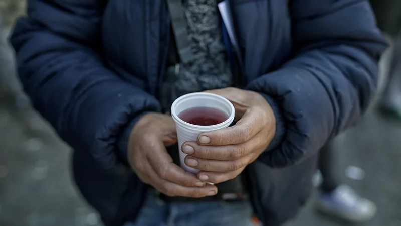 Fotografija: Zdaj mi je toplo pri srcu, ko se spomnim neznanca, na katerega je družba pozabila – polepšal sem mu dan! FOTO BLAŽ SAMEC/DELO