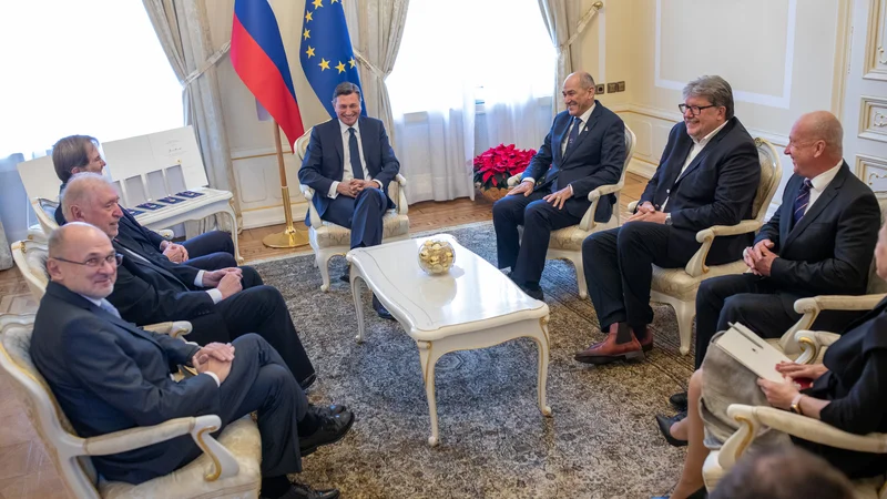 Na decembrski slovesnosti v predsedniški palači so odlikovanja znova sprejeli Igor Bavčar, Janez Janša, Jelko Kacin, Lojze Peterle in Dimitrij Rupel, v imenu pokojnega Franceta Bučarja
pa njegov sin Janez Bučar. FOTO:&nbsp;Voranc Vogel
