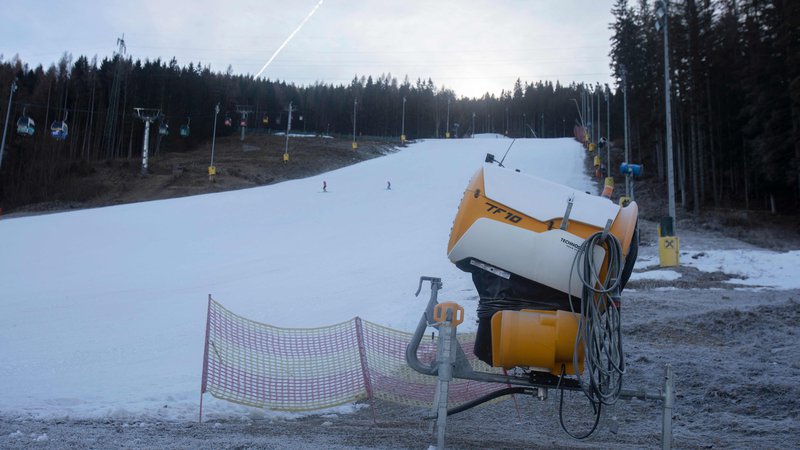 Fotografija: Pogled na prelaz Semmering v letovišču Zauberberg 8. januarja 2023, ko so v Avstriji in okolici še tožili nad pomanjkanjem snega. FOTO: Alex Halada/AFO
