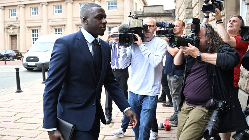 Fotografija: Benjamin Mendy ob prihodu na sodišče Chester Crown Court avgusta lani. FOTO: Paul Ellis/AFP
