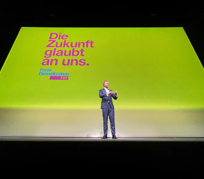 Predsednik liberalne FDP in finančni minister Christian Lindner je prepričan, da se bodo v koaliciji uspeli uskladiti o financiranju pokojnin s pomočjo posebnega medgeneracijskega sklada, ki bo sredstva vlagal tudi v delnice. FOTO:&nbsp;Timm Reichert/REUTERS
