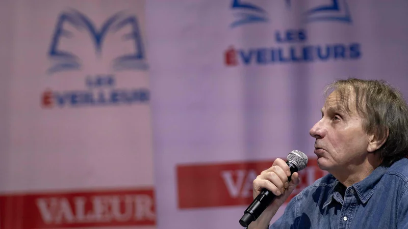 Fotografija: Mitizirani francoski pisatelj Michel Houellebecq rad provocira, tudi nevarno iritira.
FOTO: Lionel Bonaventure/Afp