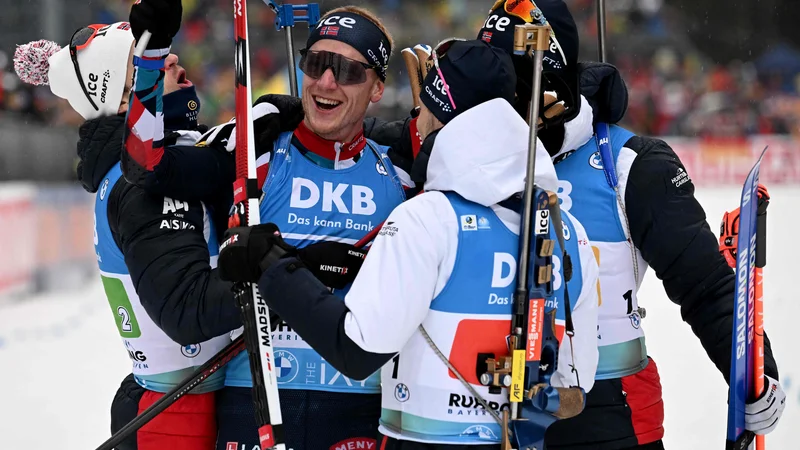 Fotografija: Johannes Thingnes Bø (drugi z leve) proslavlja z rojaki v cilju v Ruhpoldingu. FOTO: Christof Stache/AFP