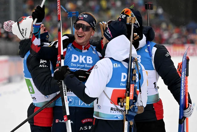 Johannes Thingnes Bø (drugi z leve) proslavlja z rojaki v cilju v Ruhpoldingu. FOTO: Christof Stache/AFP
