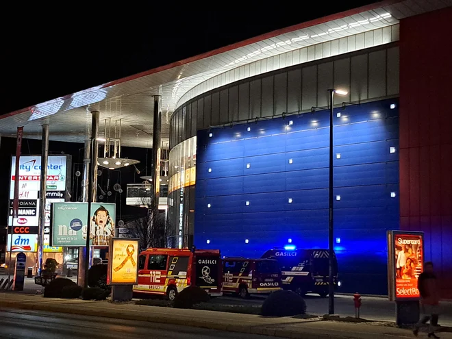 Celjski policisti so popoldne preventivno evakuirali obiskovalce in zaposlene iz nakupovalnih centrov. FOTO: Špela Kuralt