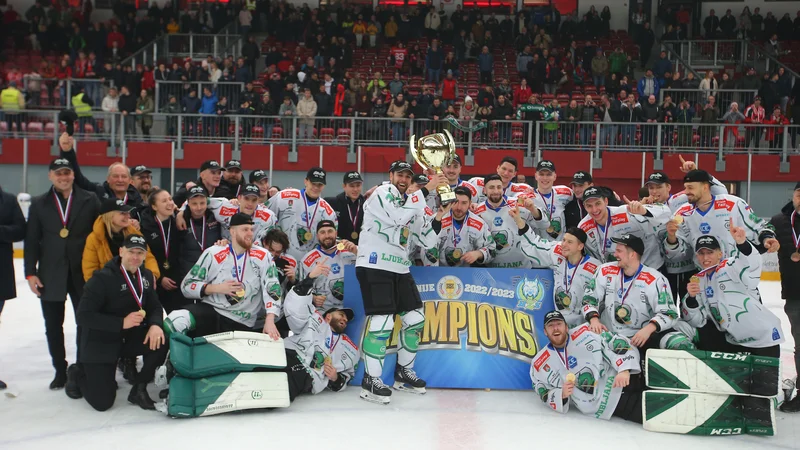 Fotografija: Olimpijini hokejisti se veselijo že 26. naslova državnih prvakov, 18. v samostojni Sloveniji. FOTO: Jože Suhadolnik/Delo