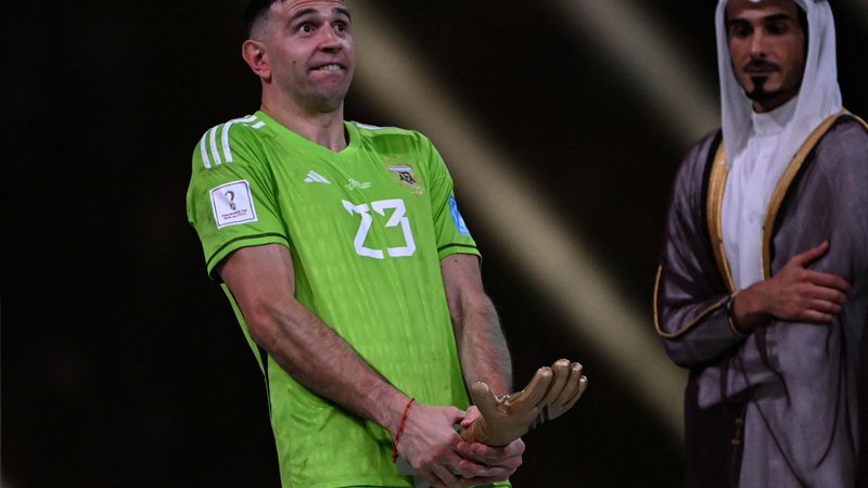 Fotografija: Argentinski vratar Emiliano Martinez se je zaradi neprimernega vedenja znašel na udaru kritik. FOTO: Kirill Kudryavtsev/AFP
