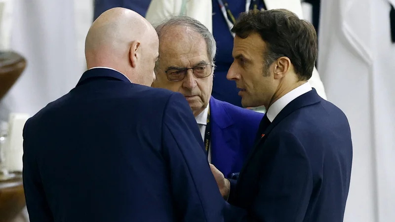 Fotografija: Tudi francoski predsednik Emmanuel Macron (desno) se je odzval na neprimerne izjave predsednika francoske nogometne zveze Noëla Le Graëta (v sredini). FOTO: Peter Cziborra/Reuters