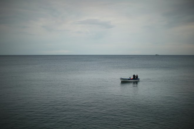 Ribiči imajo navodilo, da morajo prekrškovni nalog čim prej predati odvetniku. FOTO: Jure Eržen/Delo
